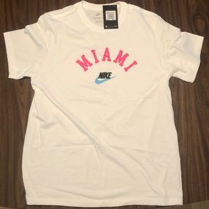 NIKE MIAMI CITY SCRIPT TEE WHITE